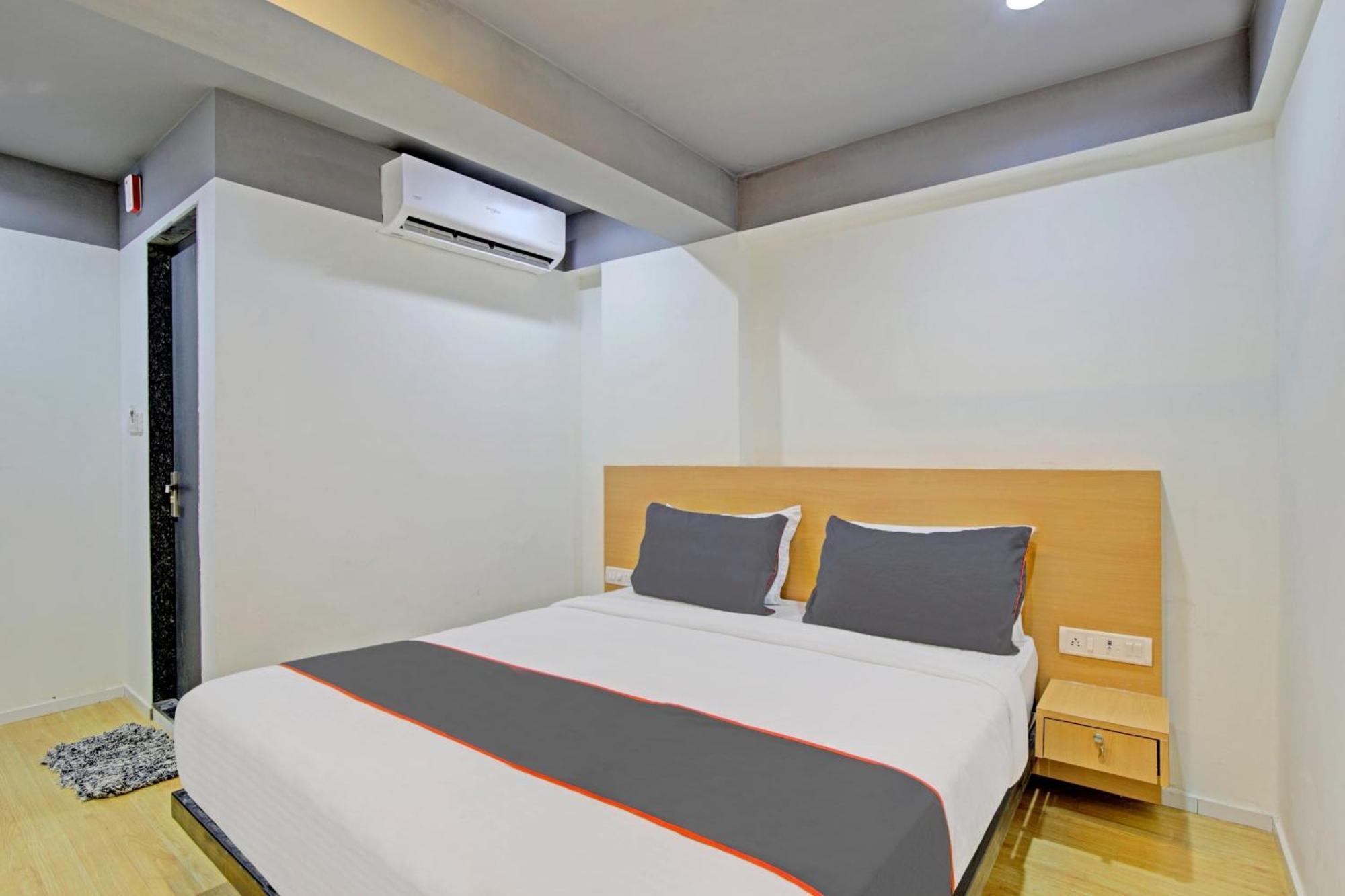 Collection O De'Pearl Hotel Surat Buitenkant foto