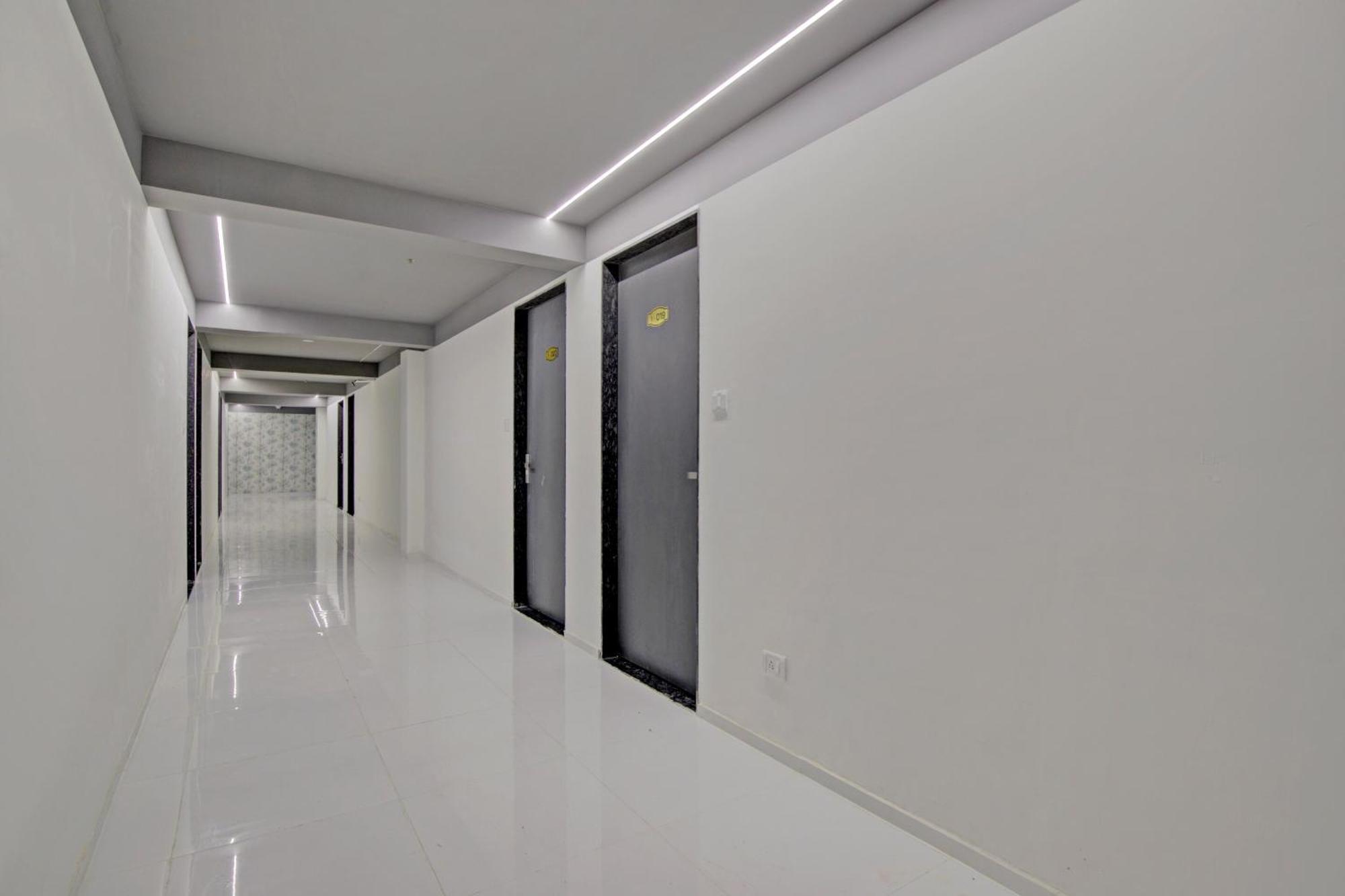 Collection O De'Pearl Hotel Surat Buitenkant foto