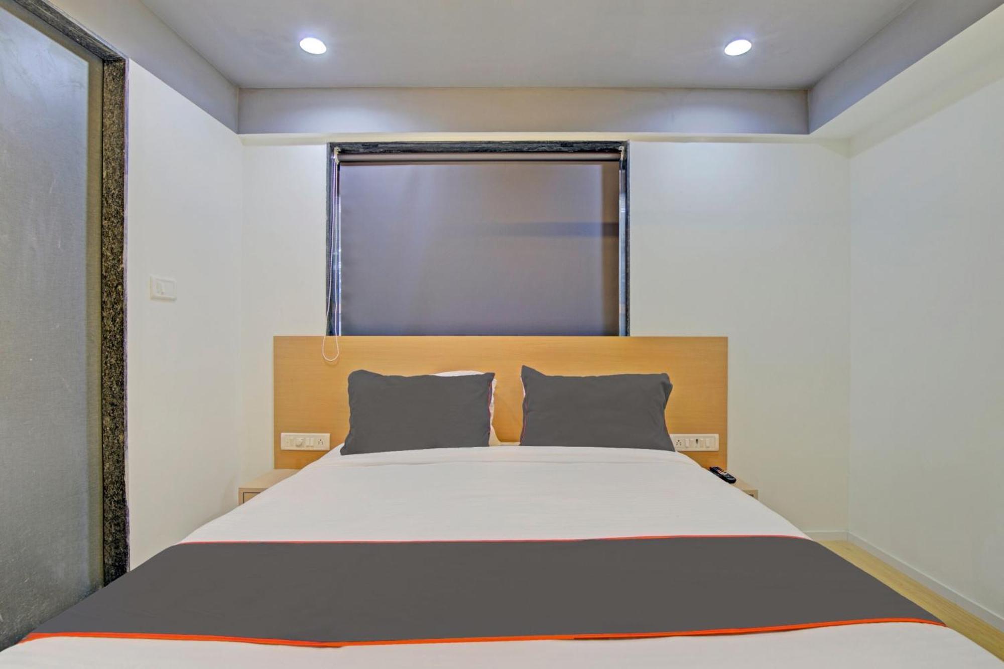Collection O De'Pearl Hotel Surat Buitenkant foto