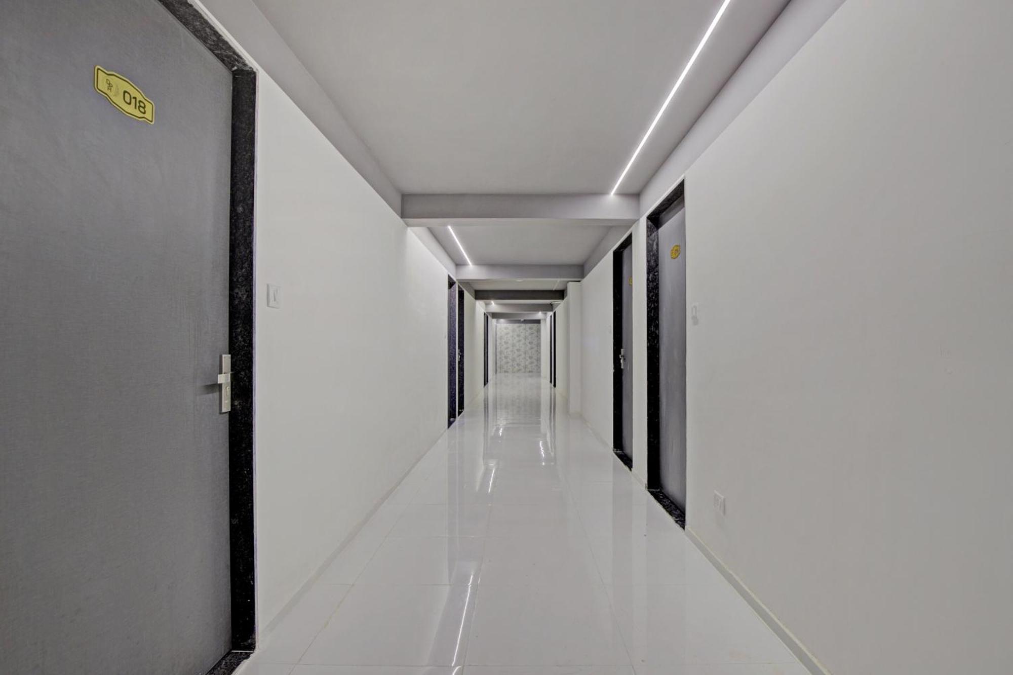Collection O De'Pearl Hotel Surat Buitenkant foto