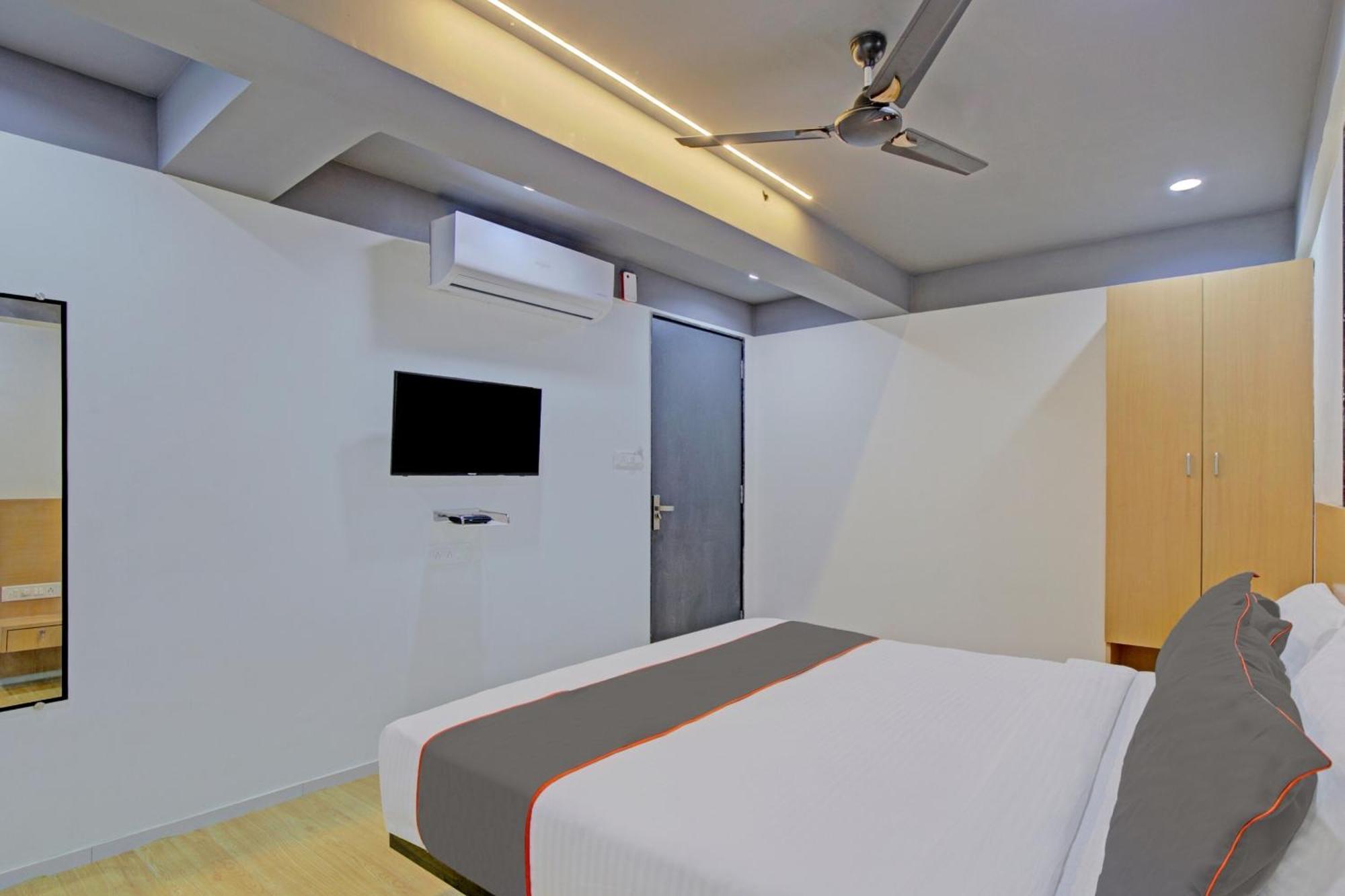 Collection O De'Pearl Hotel Surat Buitenkant foto