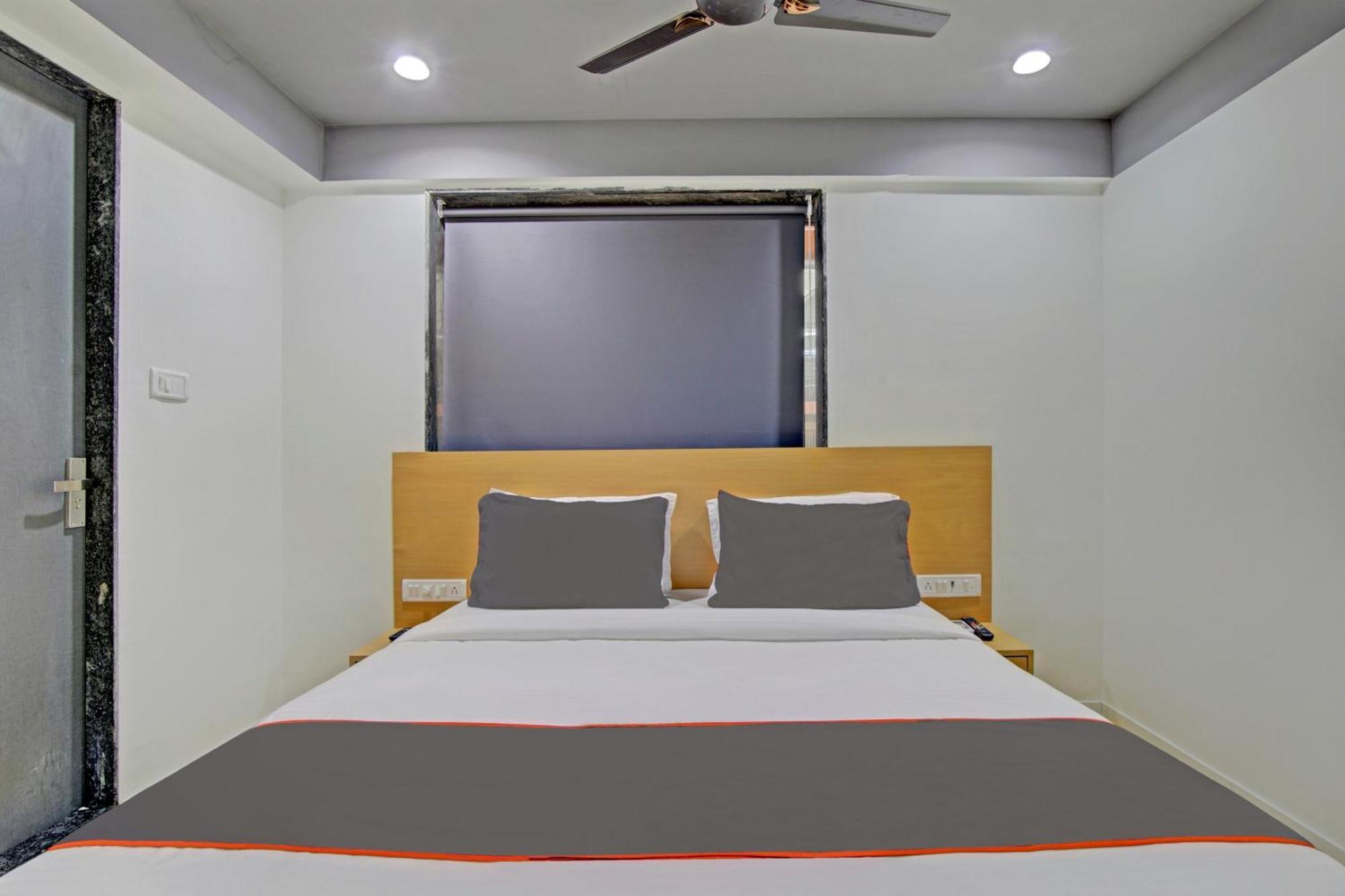 Collection O De'Pearl Hotel Surat Buitenkant foto