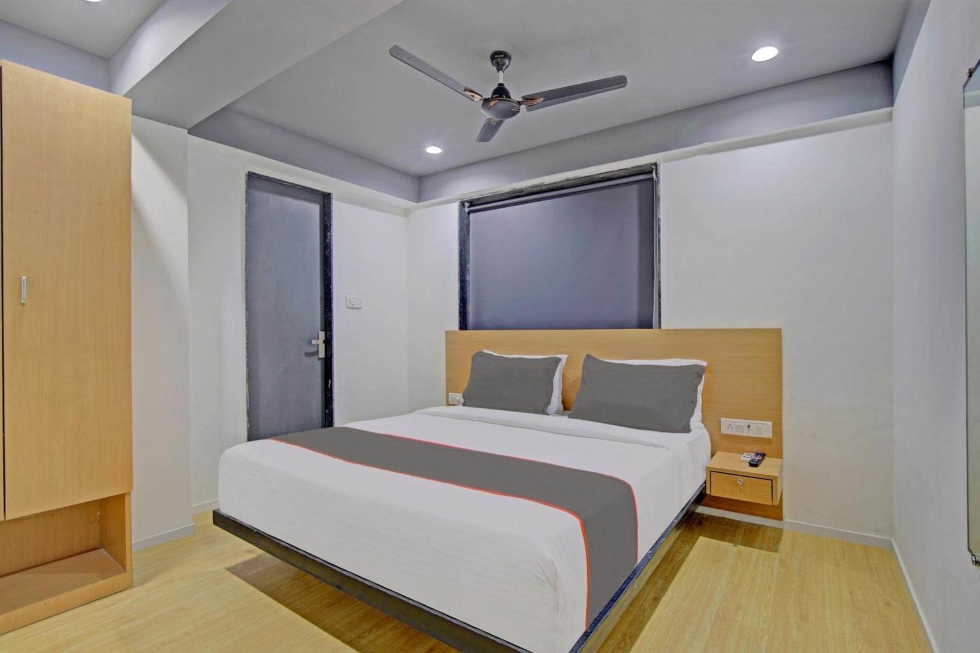 Collection O De'Pearl Hotel Surat Buitenkant foto