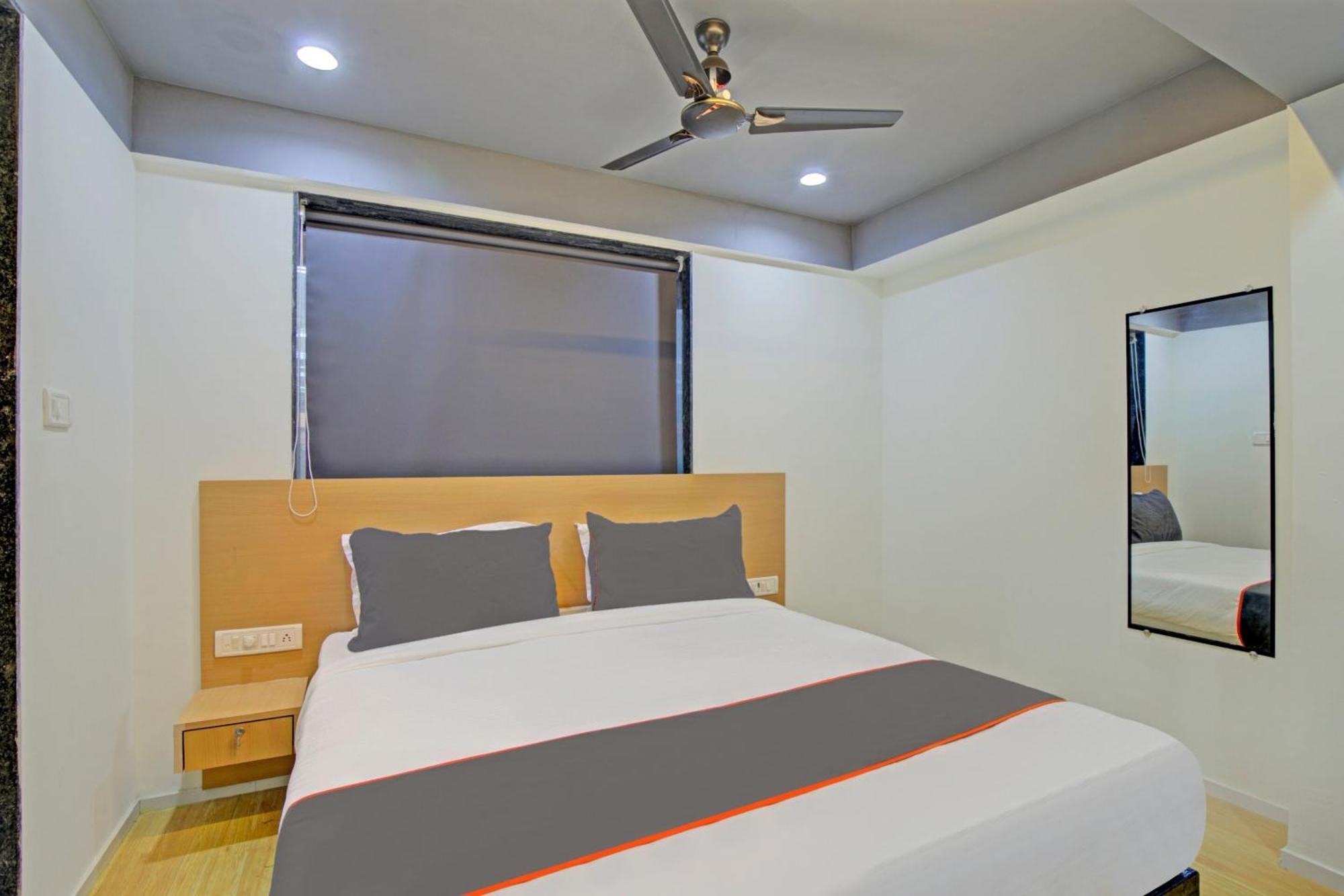 Collection O De'Pearl Hotel Surat Buitenkant foto
