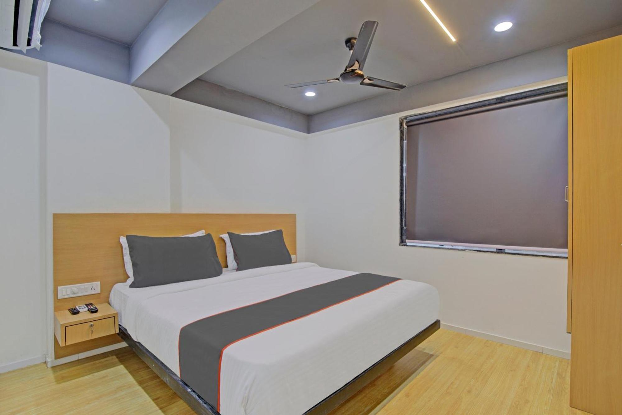 Collection O De'Pearl Hotel Surat Buitenkant foto