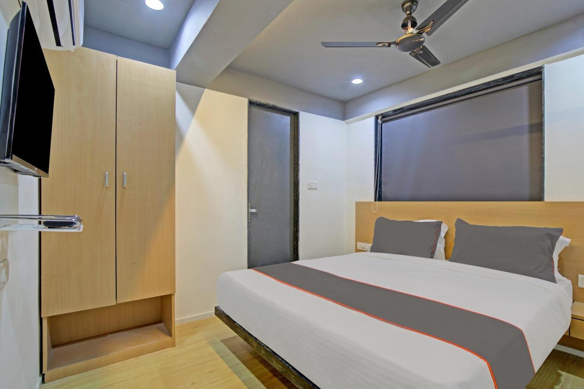 Collection O De'Pearl Hotel Surat Buitenkant foto